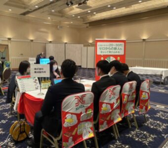 大学での合同企業説明会での様子