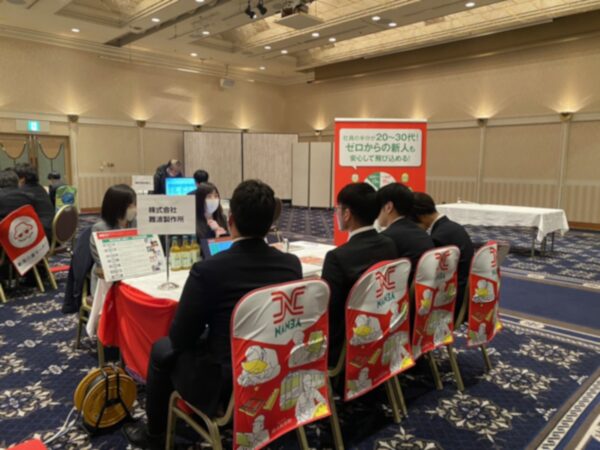大学での合同企業説明会での様子